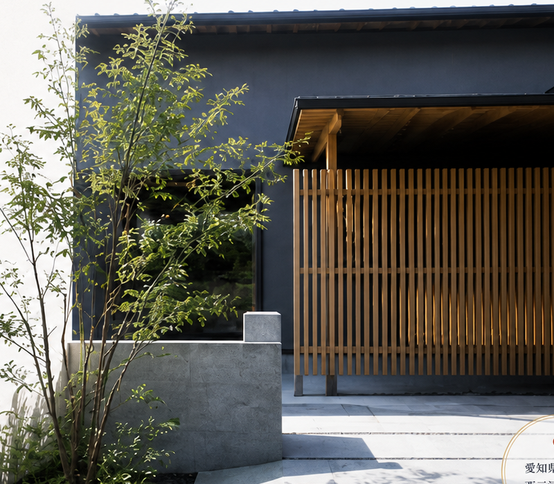 和モダン住宅のサンプル外観。縦格子と植栽が映える玄関アプローチ。