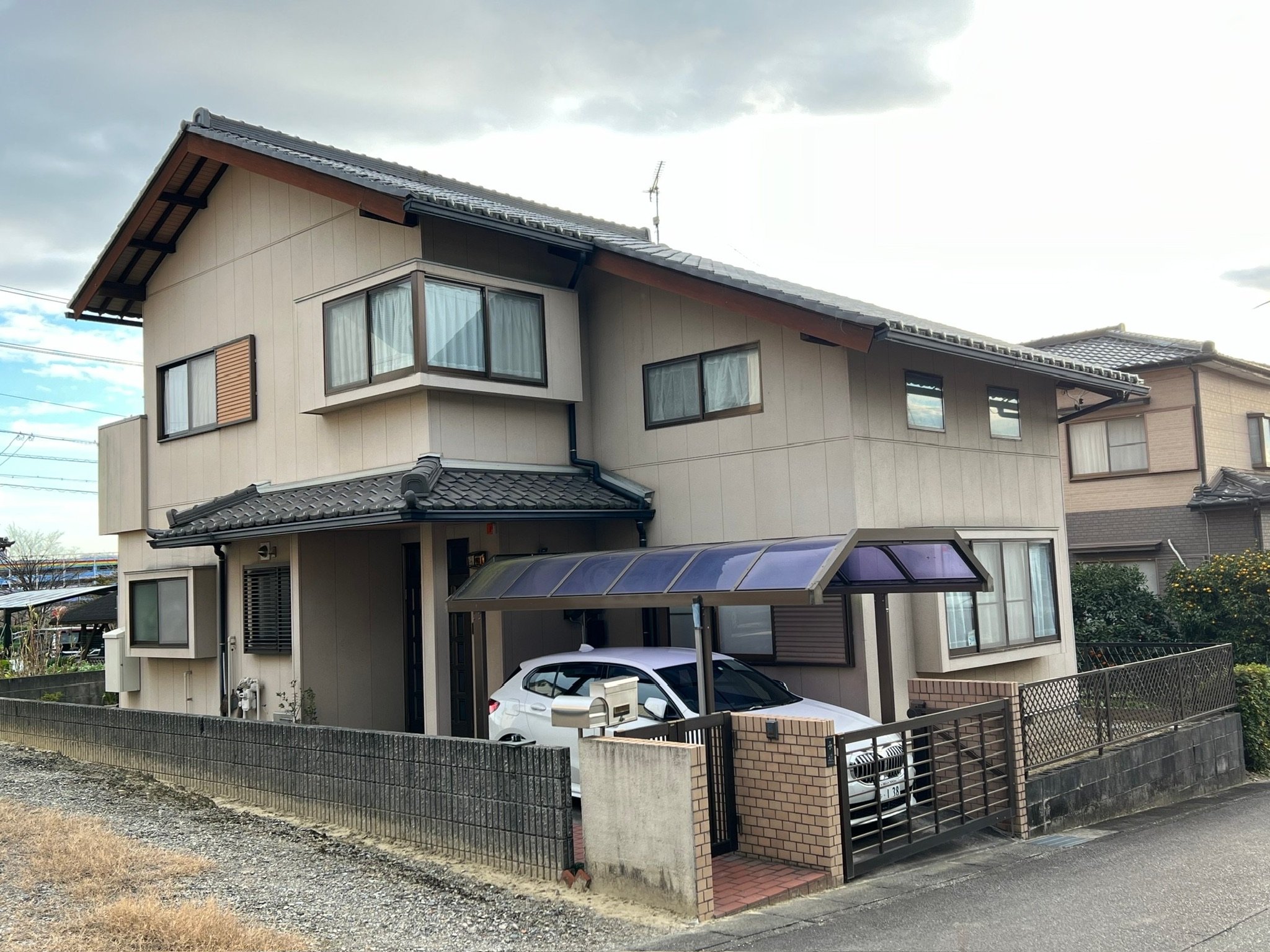 施工前イメージ：色褪せた外壁とカーポート屋根。